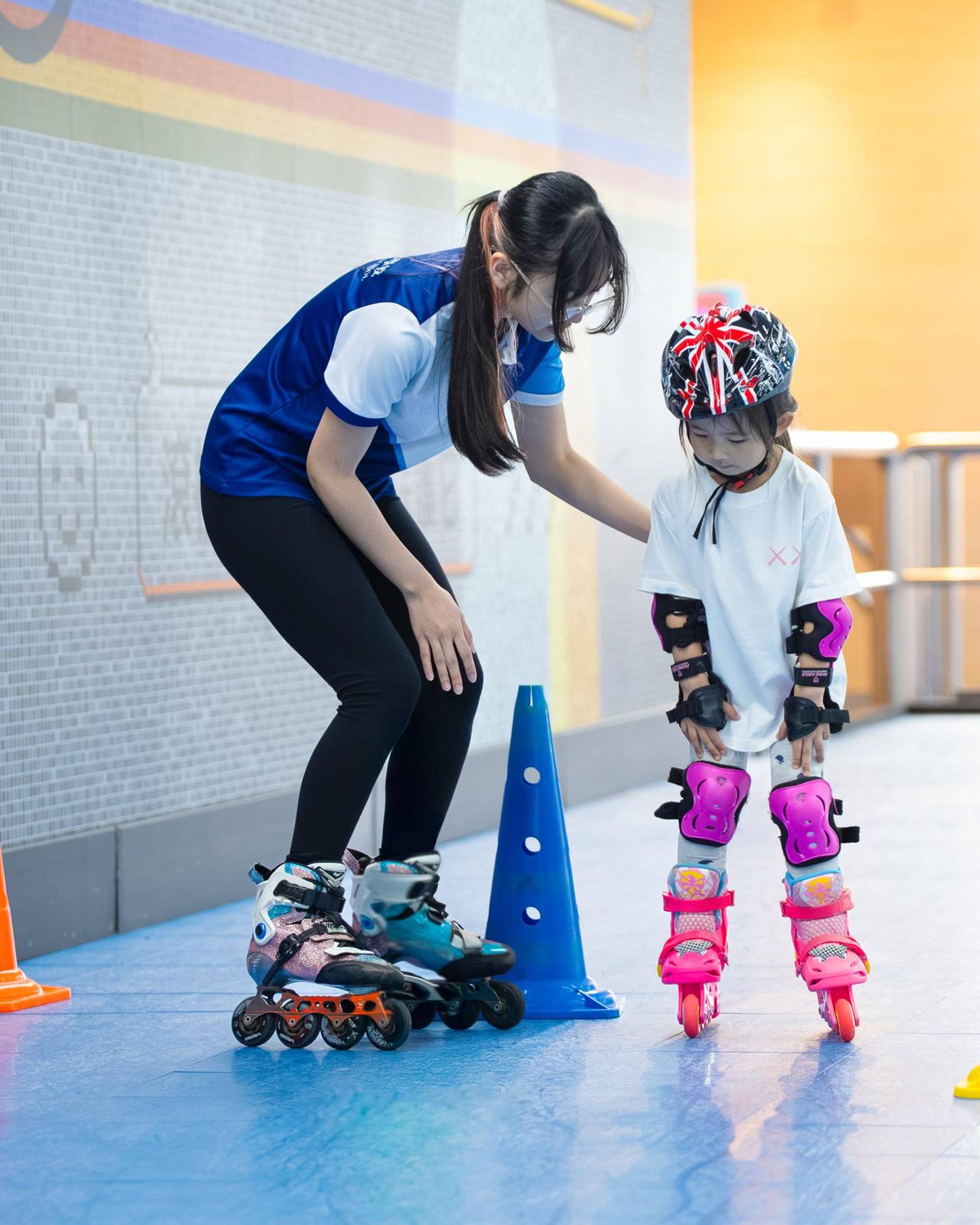 香港滾軸溜冰學校｜獨家6折起 人均$149  暑期速成班 兒童滾軸溜冰體驗堂 包裝備 適合4-17歲｜九龍灣MegaBox 兩萬呎全港最大室內滾軸溜冰場 全場無柱空間