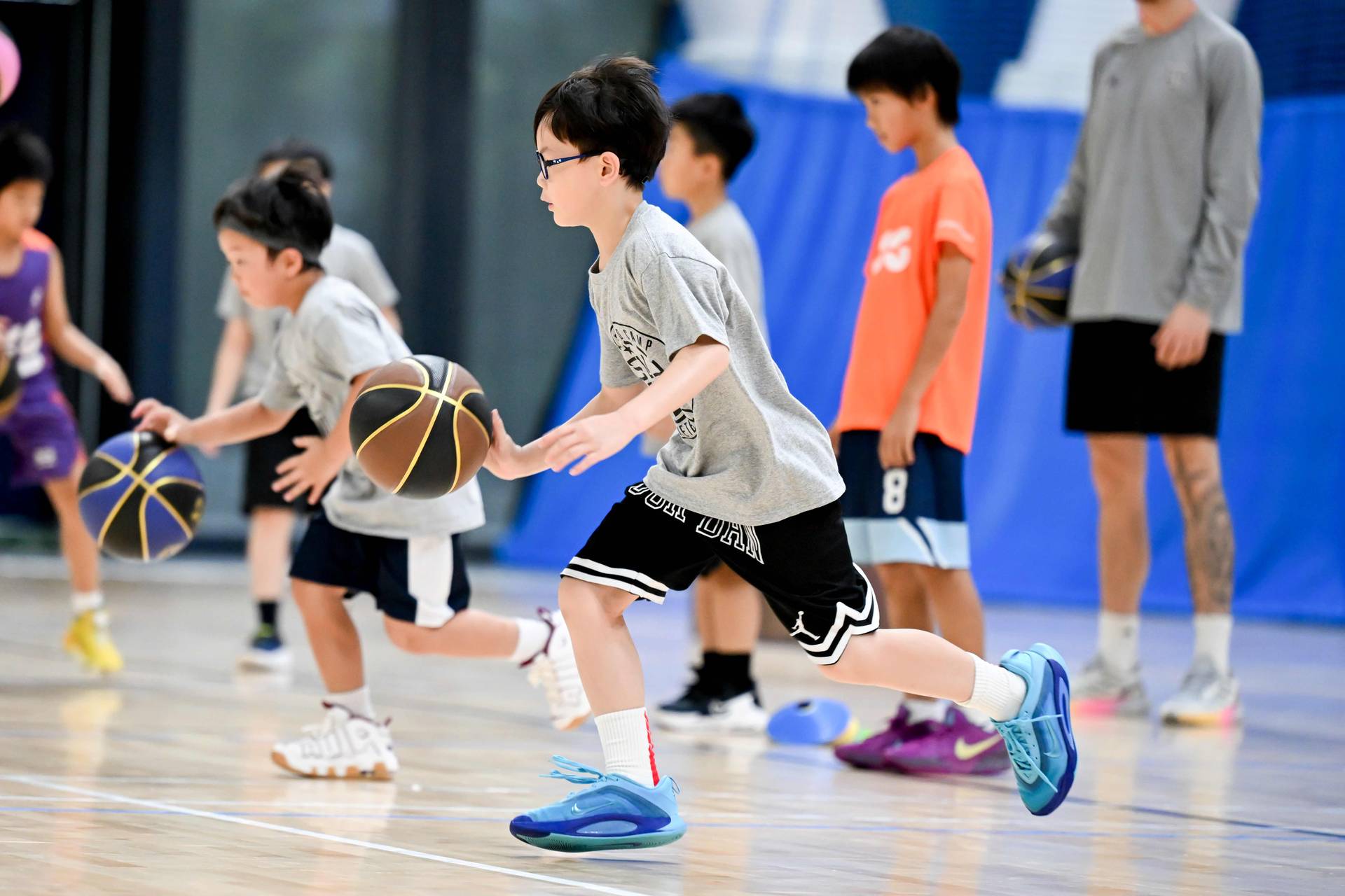 adidas x ASG復活節籃球營2026｜基礎技巧（英語授課）｜6 - 10 歲｜適合初學至6個月籃球經驗的學員｜早鳥8折 包球⾐、證書｜藍田