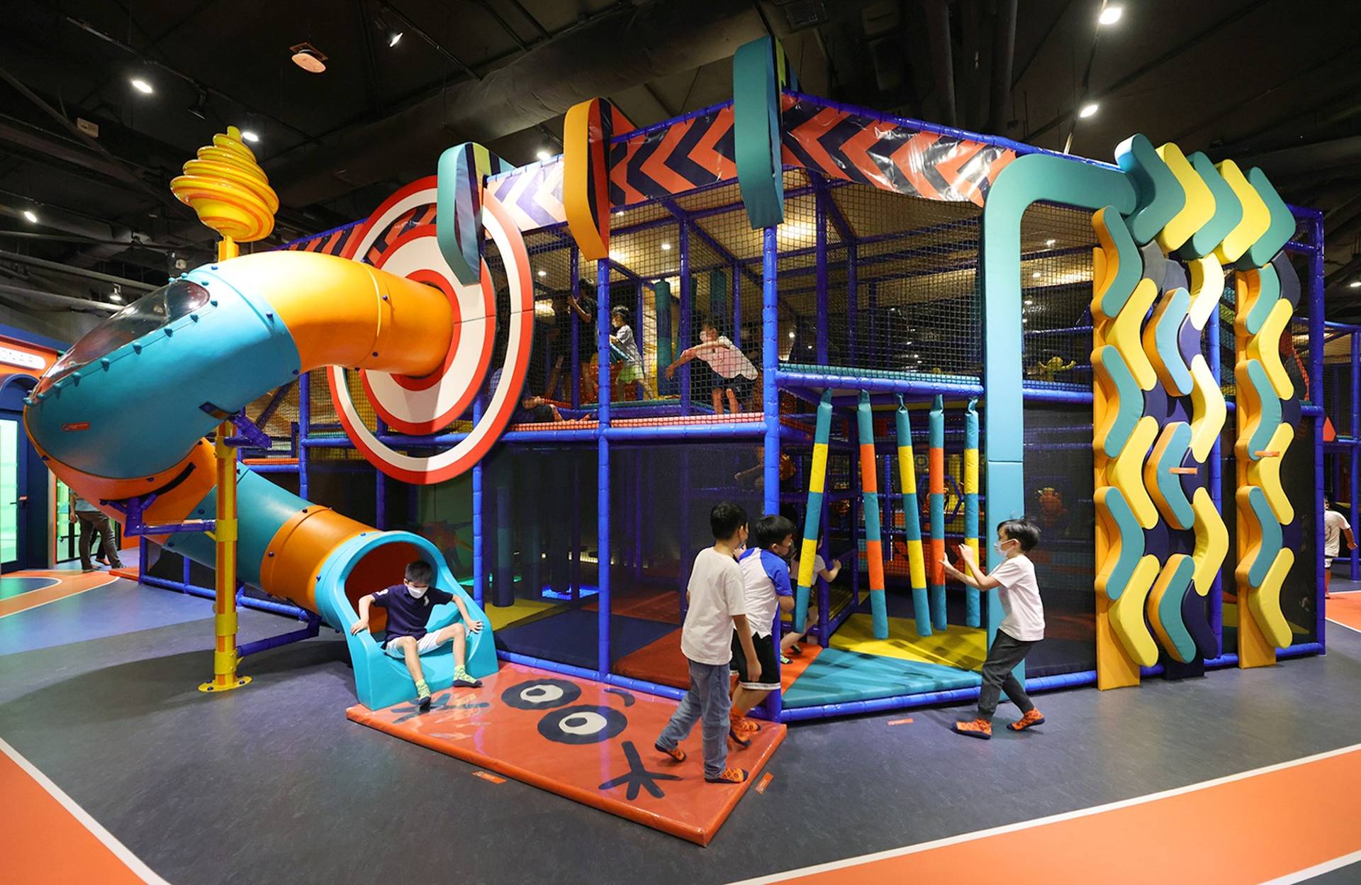 限時75折人均$94 | Sooper Yoo 港島西運動主題室內遊樂場 | 迷你F1單車比賽、大型攀爬障礙迷宮